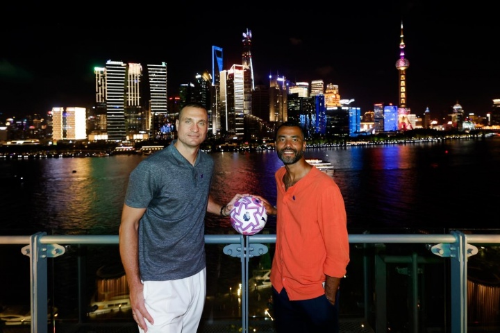 stron, 同中国球迷, AA