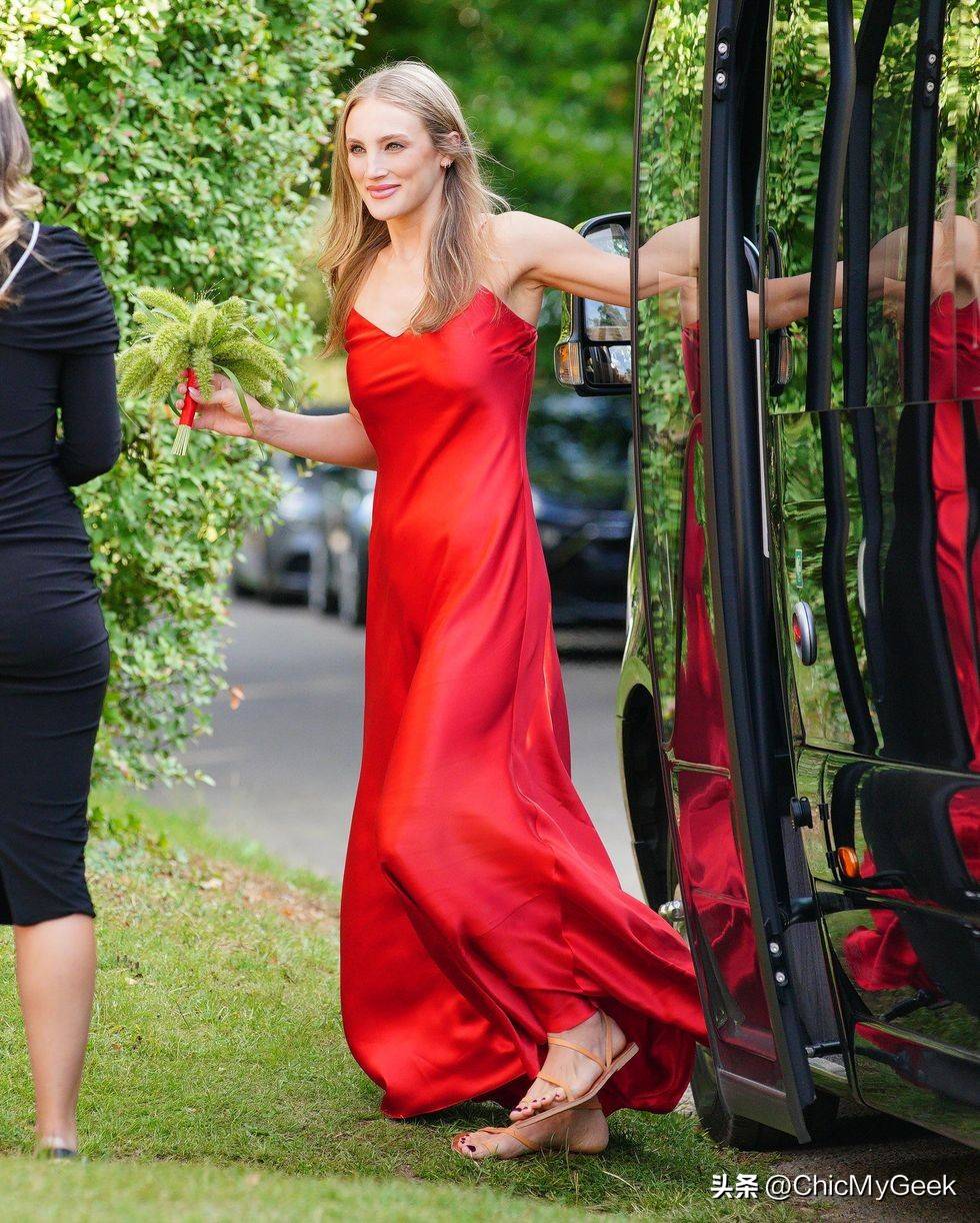 从教堂正门, 极其低调的